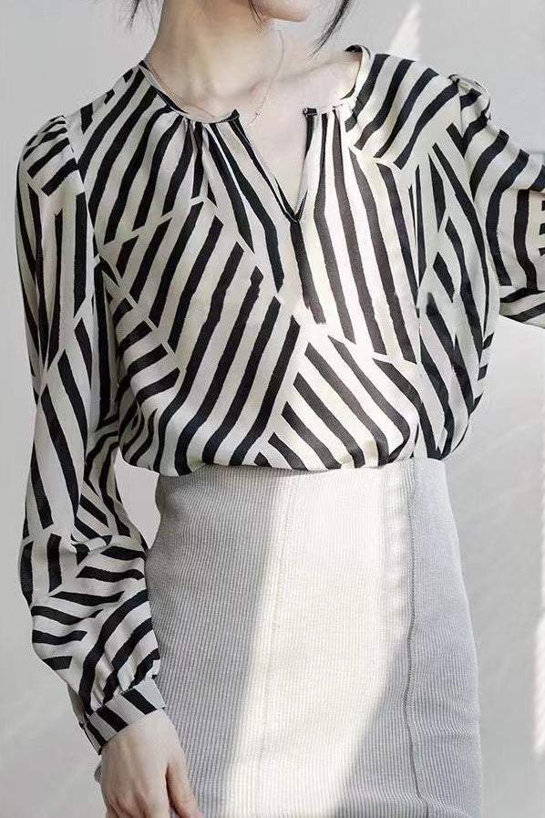 Front teardrop stripe switching blouse