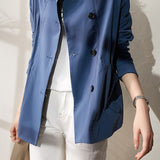 Simple lapel trench coat.