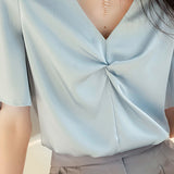 Fashionable button T-shirt