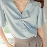 Fashionable button T-shirt