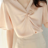 Fashionable button T-shirt