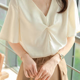 Fashionable button T-shirt